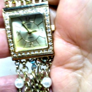 Ladies Quartz Wrist Watch, New Fits 7 Inch Wrist.