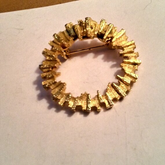 Vintage Gold Toned Wreath Brooch, Pin. Gem