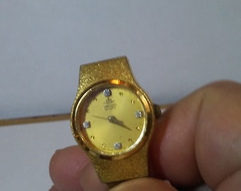 Vintage Ladies Seiko Watch With a Broken Case.  This is Being Offered For The Parts.