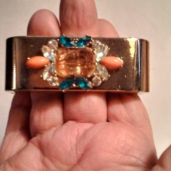 New Hinged Gold Toned Metal Bracelet, Fits 8 Inch Wrist Or Smaller.