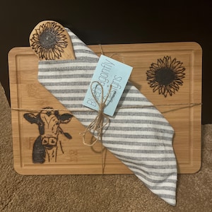 Bambus Charcuterie / Schneidebrett mit Holz von Hand gebrannt Kuh und Sonnenblume, Design Geschenkset