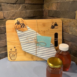 Bamboo charcuterie/cutting board with wood burned by hand Bee design gift set
