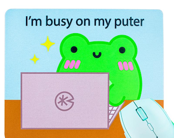 I'm Busy on My Puter-muismat – Kawaii Frog-bureaumat van Momokakkoii | Leuk cadeau voor gamers, studenten, kantoor en werk thuis