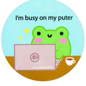 I’m Busy on My Puter Coaster – Kawaii Frog Drink Coaster | Funny Cottagecore Office Decor | Non-Slip 10cm Round Cork Base
