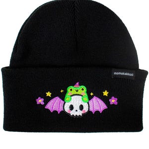 アルバートと空飛ぶスカルの刺繍入りビーニー ハロウィン カエル オルタナティブ ファッション パステル ゴス 冬 秋 帽子 ユニセックス Momokakkoii
