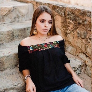 Small Embroidered, Mexican Blouse, Blusa Bordada, Blusa Mexicana