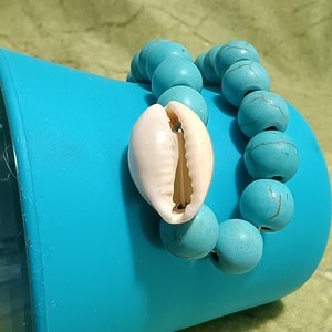 Blauw turquoise stenen armband met kaurischelp
