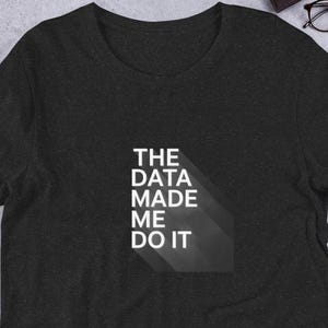 Puede incluir: Una camiseta gris oscuro jaspeada con el texto "THE DATA MADE ME DO IT" impreso en blanco en diagonal.