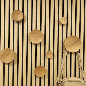 音響パネル用木製フック、オーク材壁掛けハンガー、丸型ウォールナットドット、モダンパネルフック、オーク材音響壁掛けペグ、丸型パネルフック