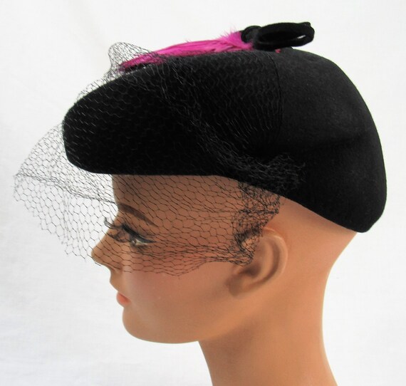 Vintage 1940s black Felt ladies Hat with pink fea… - image 7