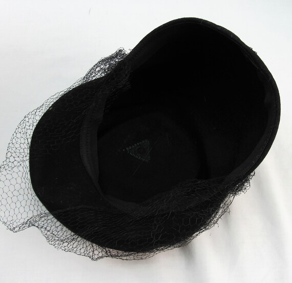 Vintage 1940s black Felt ladies Hat with pink fea… - image 9