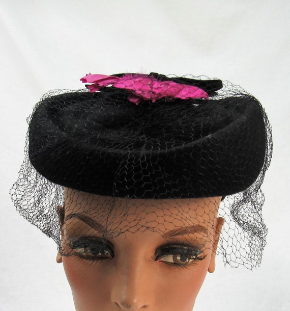 Vintage 1940s black Felt ladies Hat with pink fea… - image 2