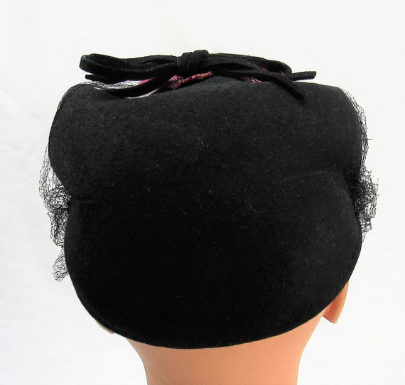 Vintage 1940s black Felt ladies Hat with pink fea… - image 6