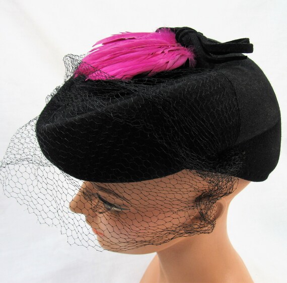 Vintage 1940s black Felt ladies Hat with pink fea… - image 8