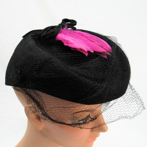 Vintage 1940s black Felt ladies Hat with pink fea… - image 4