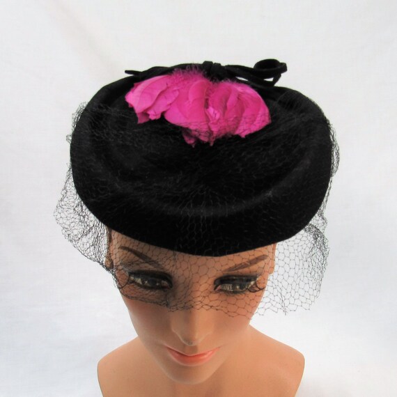 Vintage 1940s black Felt ladies Hat with pink fea… - image 1