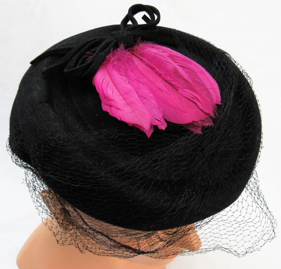 Vintage 1940s black Felt ladies Hat with pink fea… - image 5
