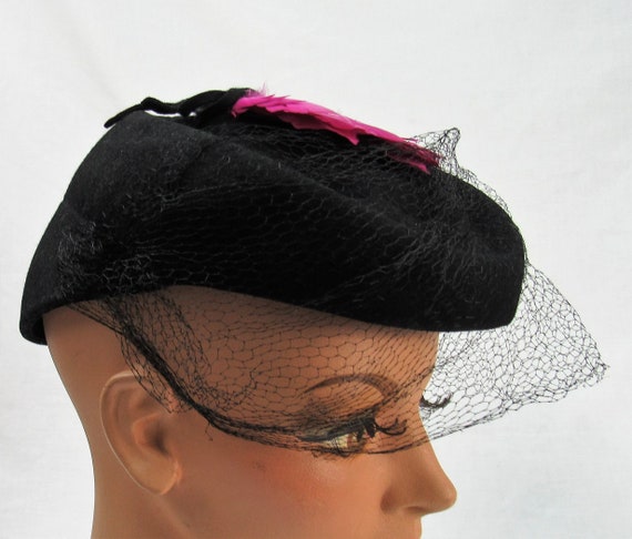 Vintage 1940s black Felt ladies Hat with pink fea… - image 3