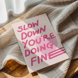 Póster rosa: arte de pared Slow Down Your Doing Fine, póster con letra de Billy Joel, impresión de cita de afirmación, rosa fuerte, impresión artística de cita inspiradora
