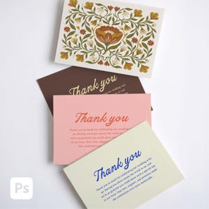 Könnte beinhalten: Eine Sammlung von Dankeskarten in verschiedenen Farben, darunter Braun, Rosa und Creme. Jede Karte zeigt die Worte "Thank you" in verschiedenen Schriftarten und Farben. Eine Karte hat ein Blumendesign mit gelben und braunen Akzenten.