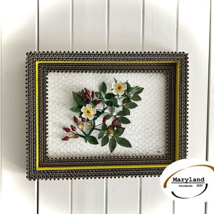 Rosas de papel en marco de cartón ondulado. 3D, Quilling Wall Art. Imagen de quilling. Decoración del hogar. Arte de pared hecho a mano. Regalo para ella, día de la madre.