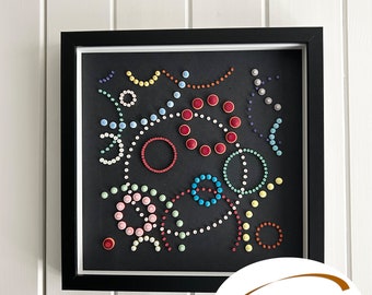 Modello colorato con cerchi, arte di carta, regalo fatto a mano perfetto, immagine realizzata con quilling di carta, in una cornice shadowbox