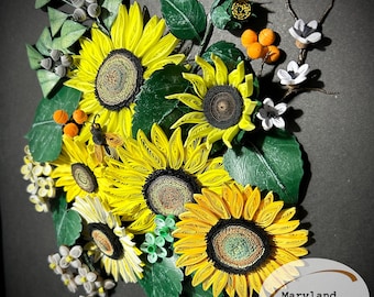 Puede incluir: Un primer plano de una obra de arte de papel quilling que representa un ramo de girasoles amarillos con hojas verdes y flores blancas. La obra está firmada "Maryland Handmade KNH".