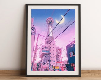 以下が含まれることがあります： 三日月が輝くピンクとパープルの空を背景に、ネオンサインで「HAKATA」と表示された高い塔の写真が額装されています。塔は建物と電線に囲まれています。