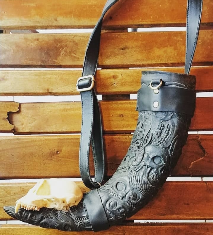 Cuerno vikingo para beber diseño Cuervo de Odín ⚔️ Tienda-Medieval