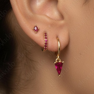 Ruby Trilliant Huggie-oorbellenset: sterlingzilveren sierlijke hoepels