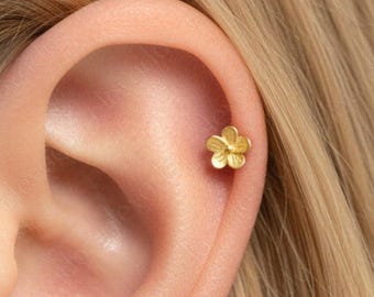Delikatny kolczyk do chrząstki w kształcie kwiatka • 18G/16G złoto, helisa tragus