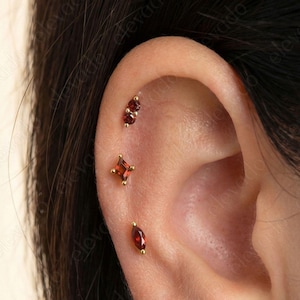 Juego de aretes de labio con granate y parte trasera plana: plata de ley bañada en oro