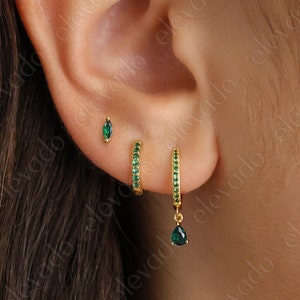 Ensemble de boucles d'oreilles en forme de goutte d'eau émeraude • cadeau pour elle • cadeau émeraude • boucles d'oreilles délicates minimalistes • cadeau pour la Saint-Valentin • bijoux personnalisés