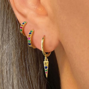 Juego de regalo de aretes de aro con dije de púas y arcoíris • Aretes de aro Huggie • Juego de aretes • Listo para regalar • Regalo para ella • Regalo para mamá