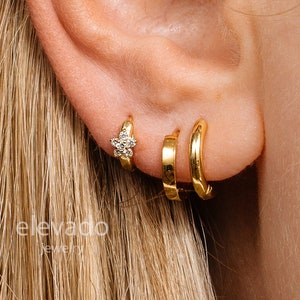 18 g Créoles fleurs délicates • créoles en cartilage • boucles d'oreilles huggie • créoles • boucles d'oreilles délicates • minimaliste • boucle d'oreille minimaliste