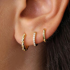 Zestaw kolczyków Twisted Paved Hoop • Kolczyki Huggie Hoop • zestaw kolczyków • gotowy na prezent • prezent dla niej • prezent dla mamy • zestaw prezentowy