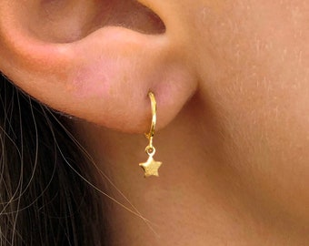 Pendientes de aro colgantes con estrella pequeña • aro tipo aro con forma de estrella dorada • aro con forma de estrella plateada • pendientes colgantes con forma de estrella • aros pequeños de oro • aros pequeños de plata