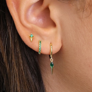 Ensemble-cadeau de boucles d'oreilles pendantes avec pointes et pierres de naissance émeraude • Boucles d'oreilles Huggie • Ensemble de boucles d'oreilles avec pierres de naissance • cadeau pour elle • cadeau pour maman • prêt à offrir
