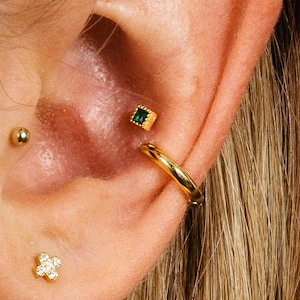 Puces d'oreilles cartilage petite lunette émeraude 18 g • boucles d'oreilles délicates • petites boucles d'oreilles • petites boucles d'oreilles • minimaliste • boucles d'oreilles en or
