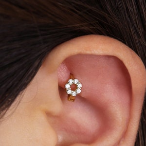 Kleine bloem toren oorbel • helixring • torenoorbel • helix diamantring • kraakbeenoorbel • kraakbeenringen • elevado-sieraden
