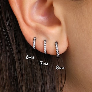 Schwarze Huggie Creolen Ohrringe • schwarze Knorpel Creolen • Silber Creolen • Silber Pave Ring Creolen • Tragus Creolen • Kleine Helix Creolen