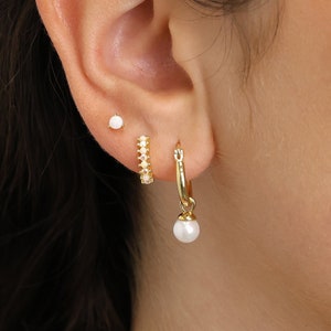Ensemble-cadeau de boucles d'oreilles pendantes en perles • Boucles d'oreilles Huggie • Ensemble de boucles d'oreilles • Prêt à offrir • cadeau pour elle • cadeau pour maman • coffret cadeau