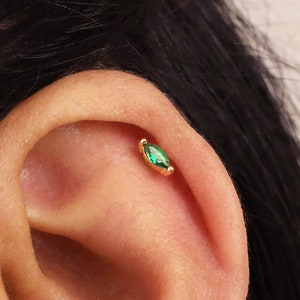 Clous d'oreilles cartilage en or 18 g marquise émeraude • clou tragus • boucles d'oreilles conque émeraude • clou cartilage hélice • clou labret à l'arrière plat