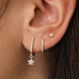 Set regalo con orecchini a cerchio Huggie Flower Dainty • Orecchini a cerchio Huggie • Set di orecchini a forma di fiore con diamanti • Pronto da regalare • Regalo per lei • Regalo per la mamma • Set regalo