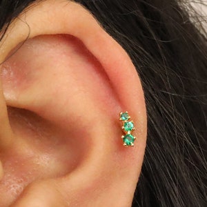 Clous d'oreilles cartilage grimpeur émeraude en or 18 g • boucles d'oreilles tragus • boucles d'oreilles lambi émeraude • clou de cartilage • clou de labret à dos plat
