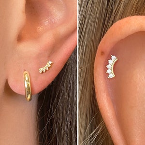 Puces d'oreilles grimpeur délicat • Boucles d'oreilles délicates en CZ • Puces d'oreilles en or • petites puces d'oreilles • Boucles d'oreilles minimalistes • Puces d'oreilles grimpeur en argent