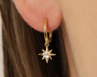 Dainty Star Hoop • aro huggie con estrella dorada • aro con estrella plateada • aretes colgantes con forma de estrella • aros diminutos de oro • aros diminutos de plata • minimalistas