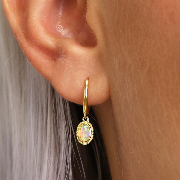 Boucles d'oreilles Fire Opal Charm Hoop Dangle • Cerceaux d'opale • boucles d'oreilles en or • boucles d'oreilles en opale délicates • cerceaux minimalistes