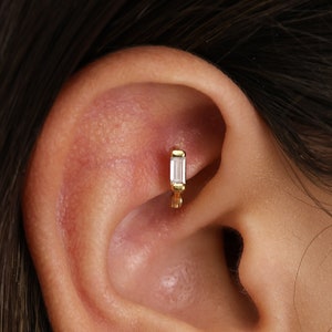 Créoles Huggie Hoops taille baguette en diamant • créoles en cartilage • petites boucles d'oreilles créoles en cartilage • boucles d'oreilles tragus • créoles hélicoïdales