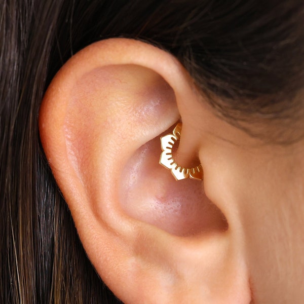 Brinco de argola Daith com flor, prata de lei banhada a ouro 18k, argola em formato de concha.